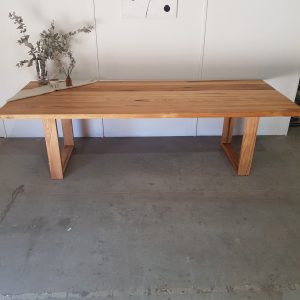 The Simpson Dining table